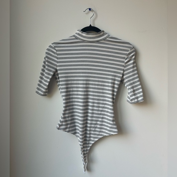 Tobi Gray and White Striped Half Sleeve Mock Neck Turtleneck Bodysuit Size Small - Picture 1 of 5